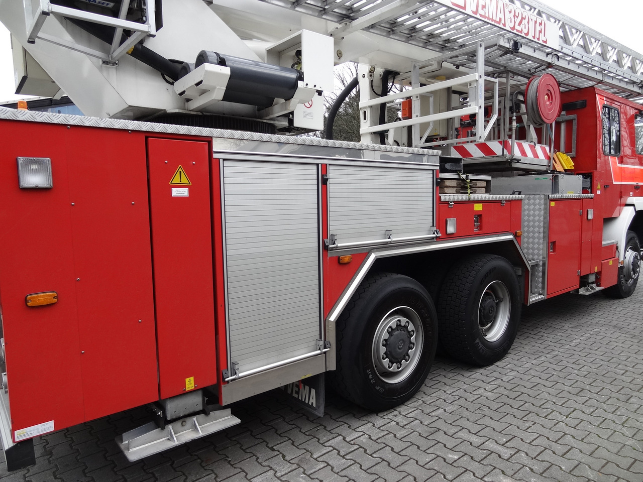 MAN FE 410 6X6 Feuerwehr Vema Lift 32 Meter - Emelőkosaras teherautó: 4 kép. MAN FE 410 6X6 Feuerwehr Vema Lift 32 Meter - Emelőkosaras teherautó: 4 kép.