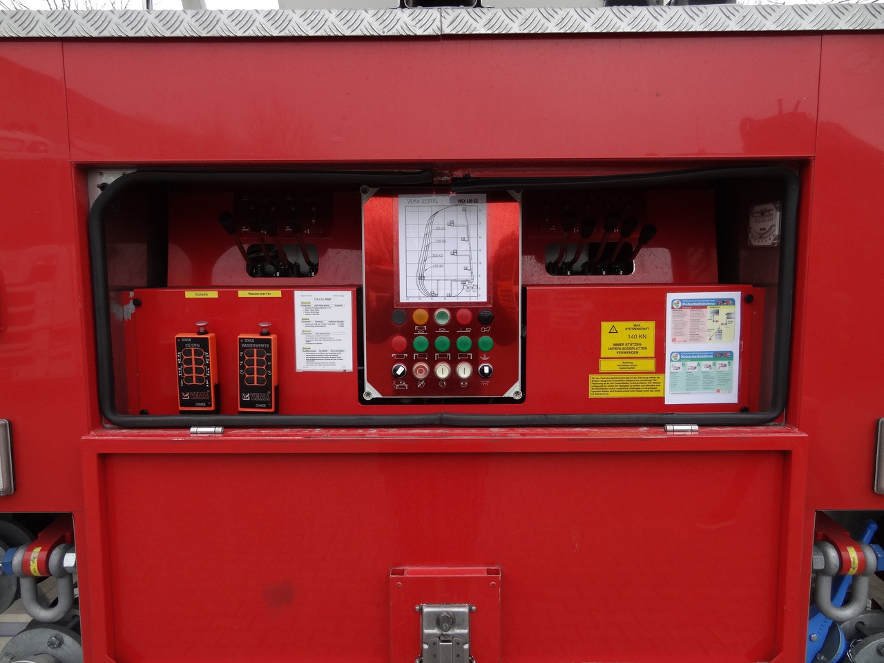 MAN FE 410 6X6 Feuerwehr Vema Lift 32 Meter - Emelőkosaras teherautó: 3 kép. MAN FE 410 6X6 Feuerwehr Vema Lift 32 Meter - Emelőkosaras teherautó: 3 kép.