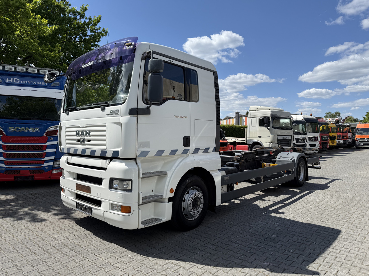 MAN TGA 18.350 4X2 LL Fahrschule - Cserefelépítményes teherautó: 1 kép. MAN TGA 18.350 4X2 LL Fahrschule - Cserefelépítményes teherautó: 1 kép.