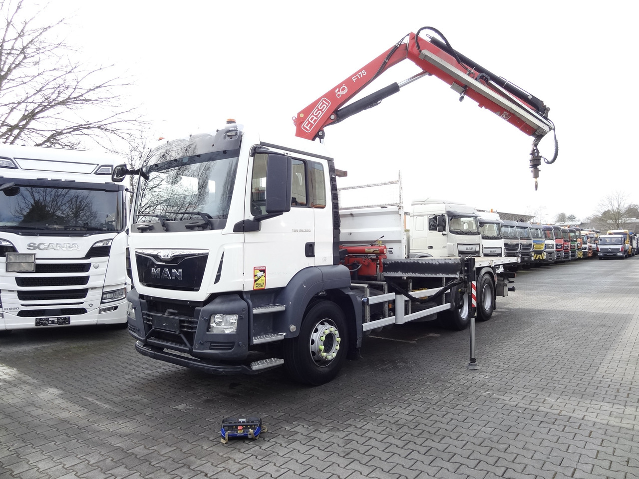 MAN TGS 26.320 6X4 BB mit Kran Fassi F175 - Platós teherautó, Darus autó: 1 kép. MAN TGS 26.320 6X4 BB mit Kran Fassi F175 - Platós teherautó, Darus autó: 1 kép.