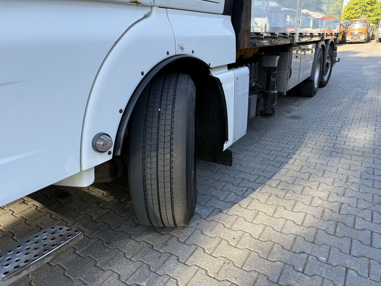 MAN TGX 26.480 6X2 Hiab 422 + Jib + Winde - Platós teherautó, Darus autó: 2 kép. MAN TGX 26.480 6X2 Hiab 422 + Jib + Winde - Platós teherautó, Darus autó: 2 kép.