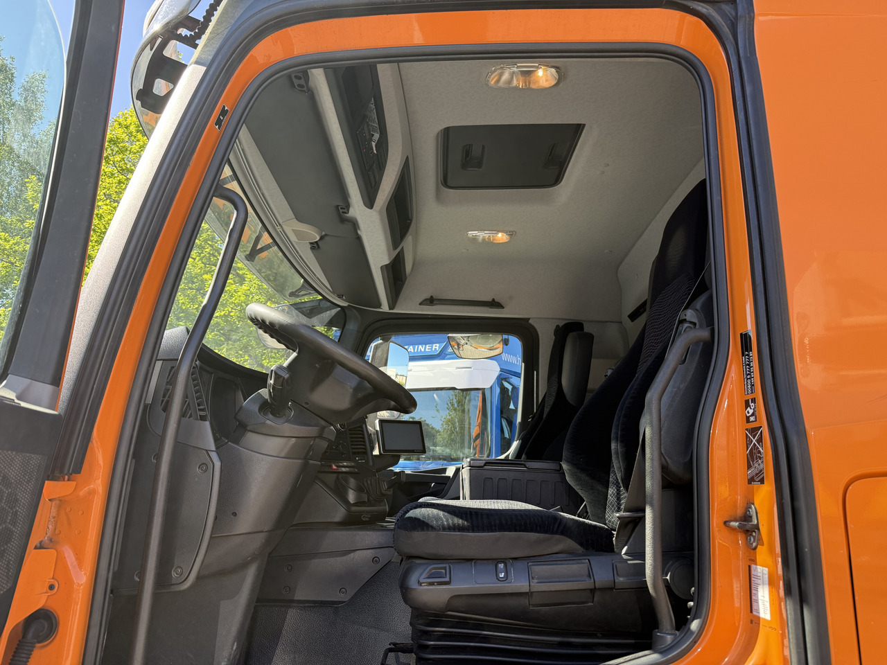 Mercedes-Benz Actros 1827 Kran Palfinger PK 9002 - Ponyvás teherautó, Darus autó: 4 kép. Mercedes-Benz Actros 1827 Kran Palfinger PK 9002 - Ponyvás teherautó, Darus autó: 4 kép.