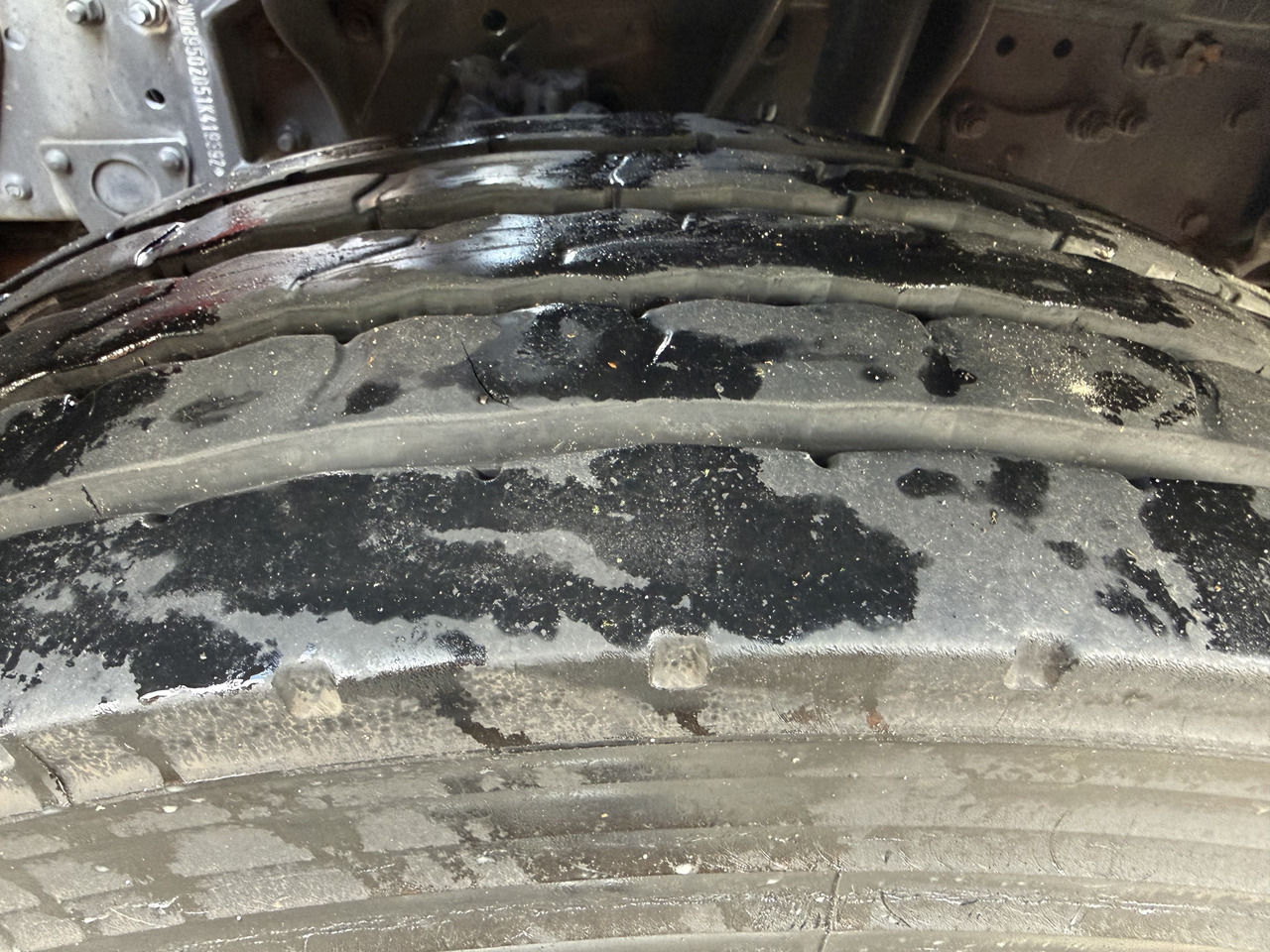 Mercedes-Benz Actros 2535 6X2 HMF 2420 bis 25 Meter - Platós teherautó, Darus autó: 4 kép. Mercedes-Benz Actros 2535 6X2 HMF 2420 bis 25 Meter - Platós teherautó, Darus autó: 4 kép.