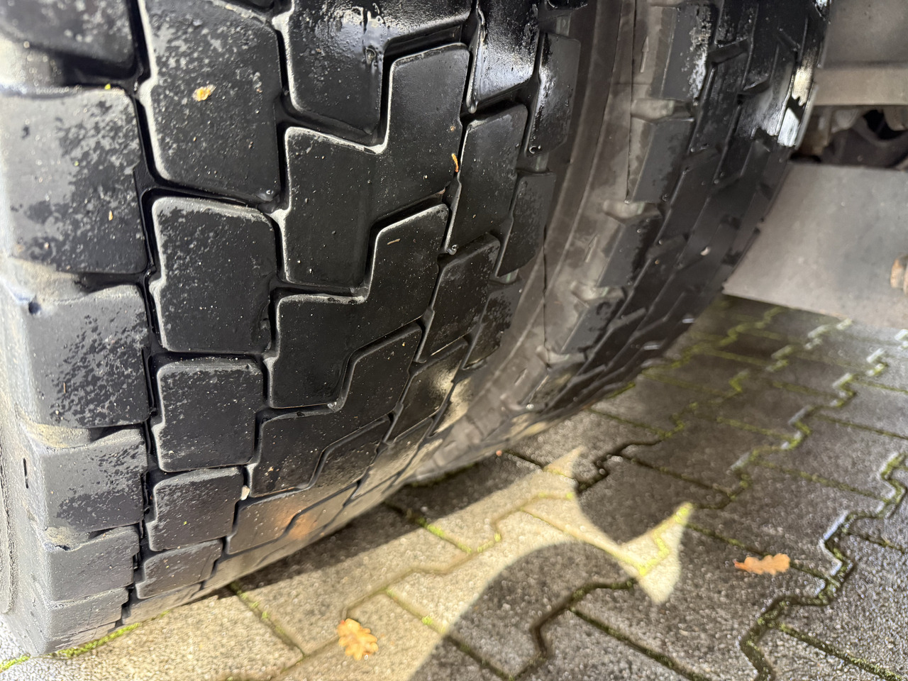 Mercedes-Benz Actros 2535 6X2 HMF 2420 bis 25 Meter - Darus autó, Platós teherautó: 3 kép. Mercedes-Benz Actros 2535 6X2 HMF 2420 bis 25 Meter - Darus autó, Platós teherautó: 3 kép.