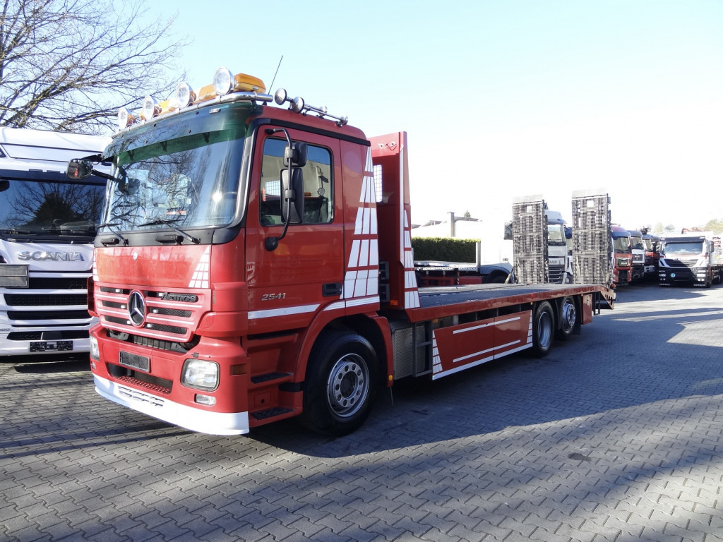 Mercedes-Benz Actros 2541 6X2 Maschinentransporter - Platós teherautó: 1 kép. Mercedes-Benz Actros 2541 6X2 Maschinentransporter - Platós teherautó: 1 kép.