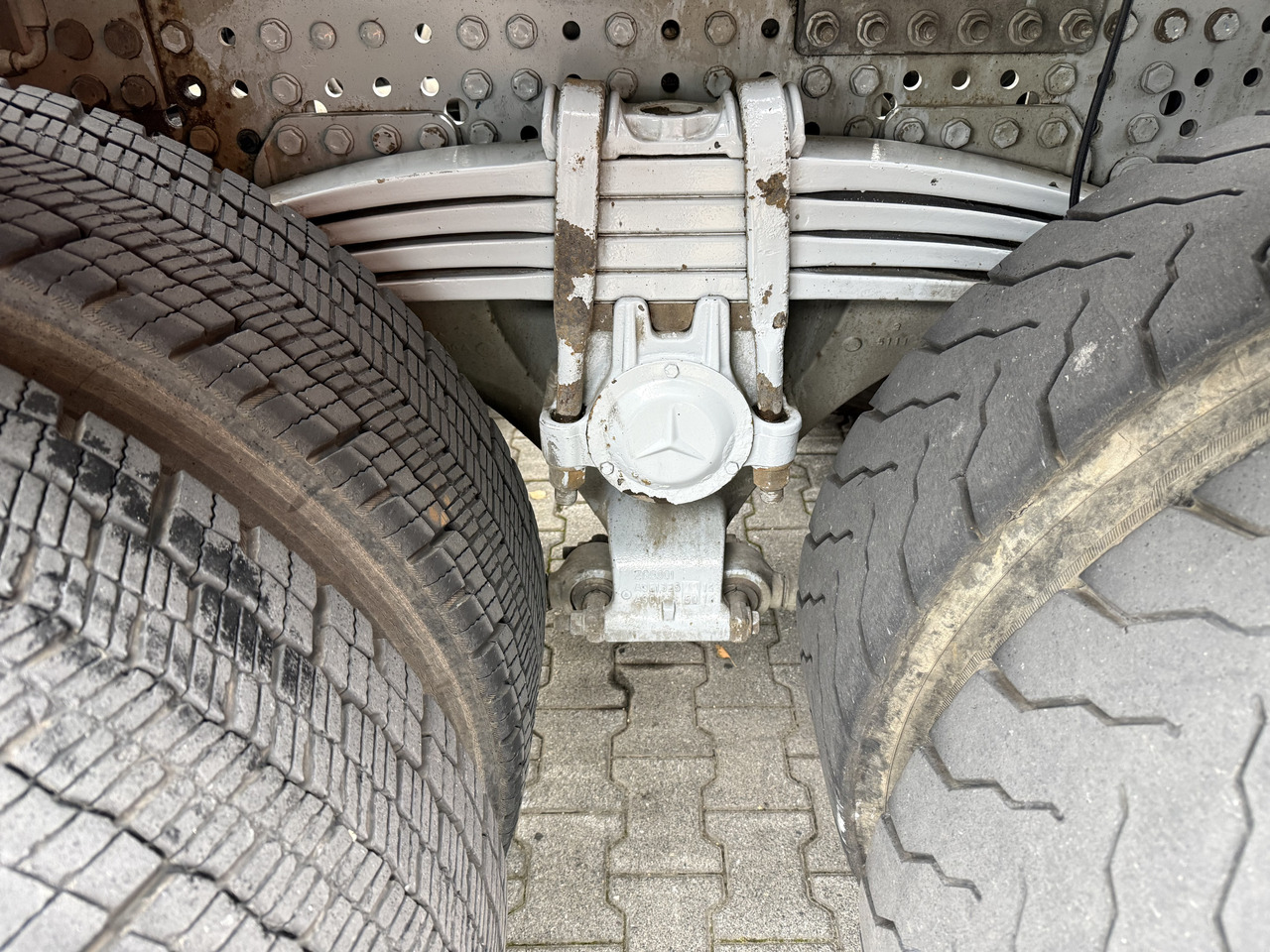 Mercedes-Benz Arocs 3245 K 8X4 Haken - Horgos rakodó teherautó: 4 kép. Mercedes-Benz Arocs 3245 K 8X4 Haken - Horgos rakodó teherautó: 4 kép.