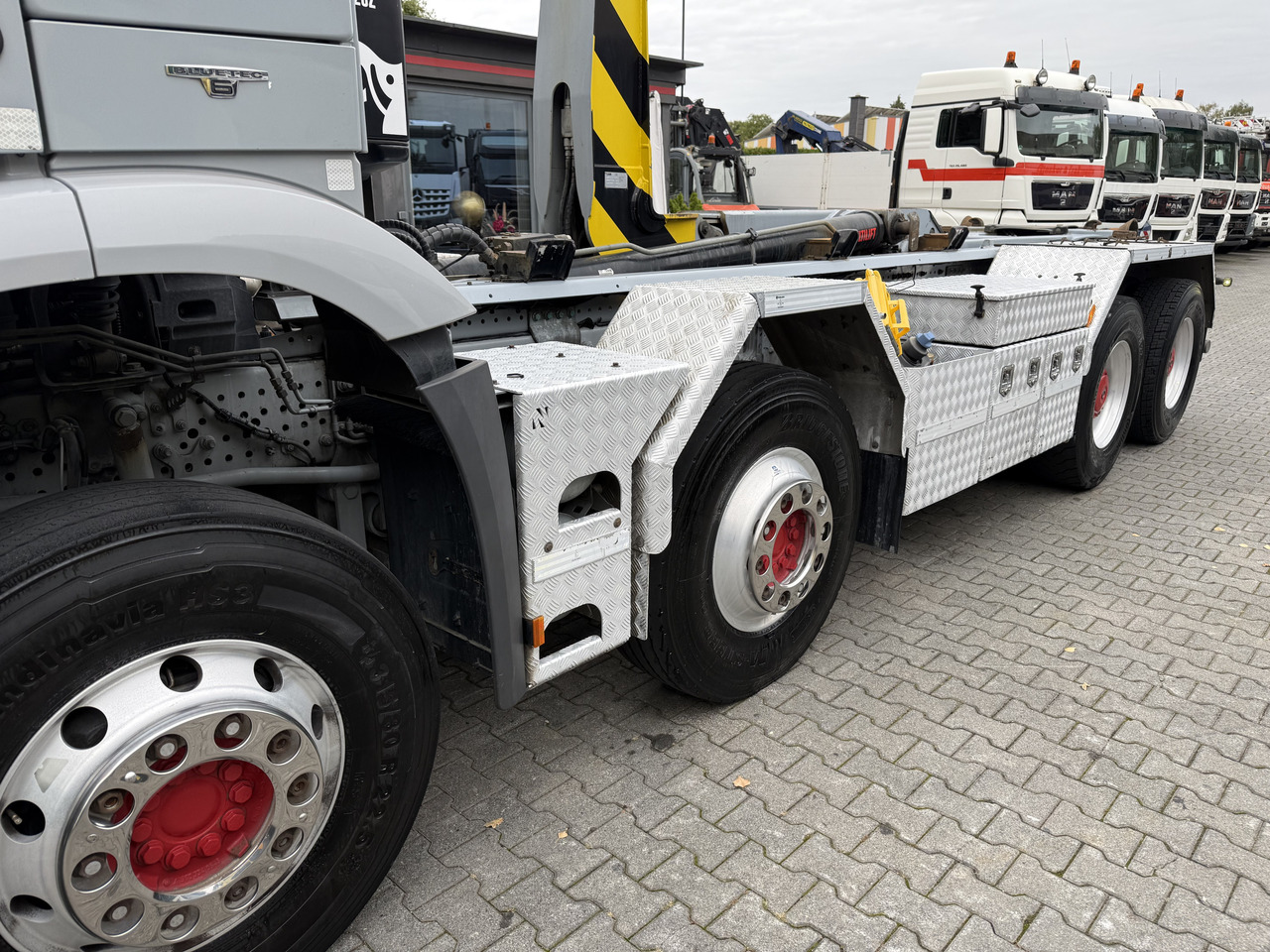 Mercedes-Benz Arocs 3245 K 8X4 Haken - Horgos rakodó teherautó: 2 kép. Mercedes-Benz Arocs 3245 K 8X4 Haken - Horgos rakodó teherautó: 2 kép.
