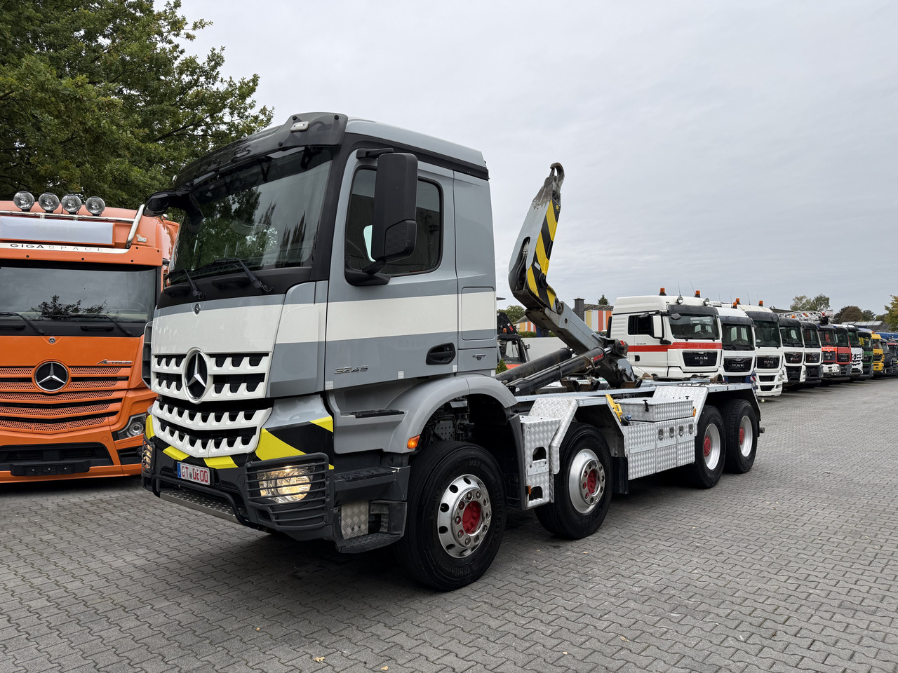Mercedes-Benz Arocs 3245 K 8X4 Haken - Horgos rakodó teherautó: 1 kép. Mercedes-Benz Arocs 3245 K 8X4 Haken - Horgos rakodó teherautó: 1 kép.