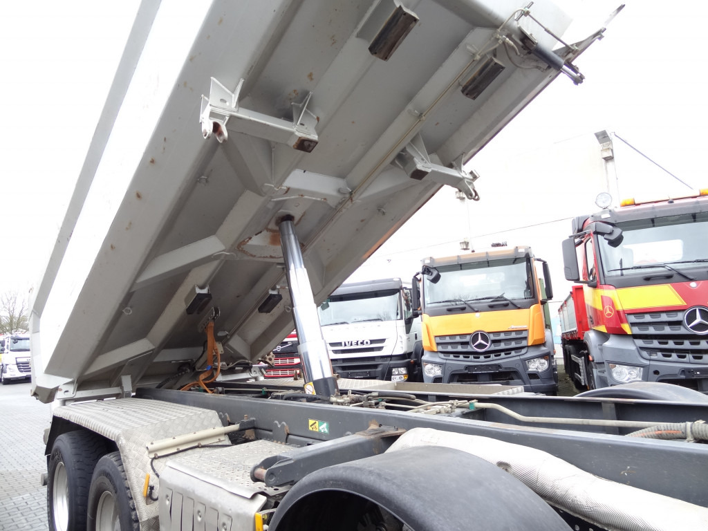 Mercedes-Benz Arocs 3245 K 8X4 - Billenőplatós teherautó: 3 kép. Mercedes-Benz Arocs 3245 K 8X4 - Billenőplatós teherautó: 3 kép.