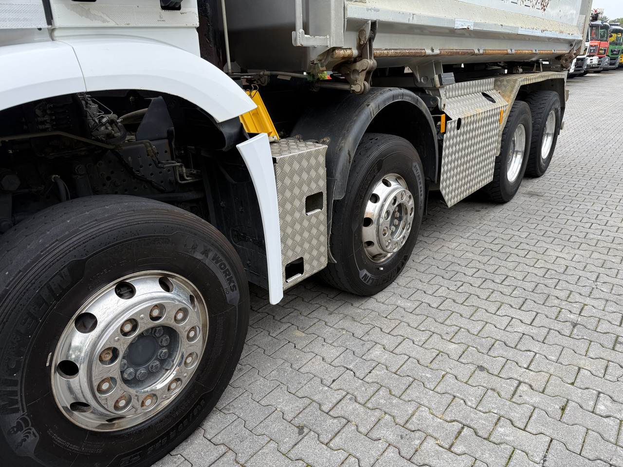 Mercedes-Benz Arocs 3245 K 8X4 - Billenőplatós teherautó: 4 kép. Mercedes-Benz Arocs 3245 K 8X4 - Billenőplatós teherautó: 4 kép.
