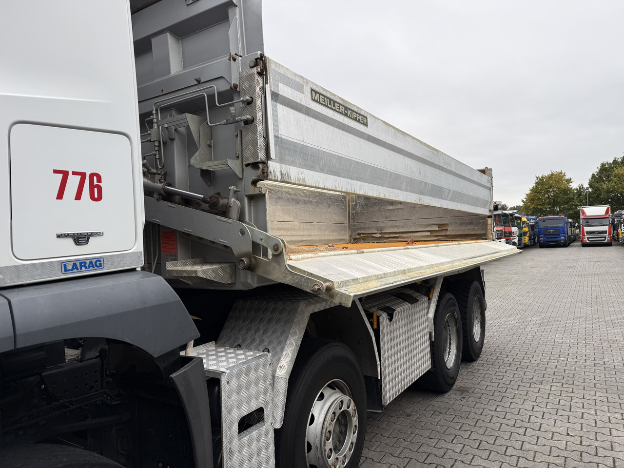 Mercedes-Benz Arocs 3246K 8X4 Meiller - Billenőplatós teherautó: 3 kép. Mercedes-Benz Arocs 3246K 8X4 Meiller - Billenőplatós teherautó: 3 kép.