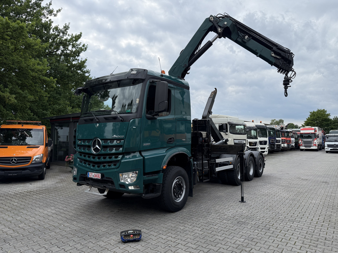 Mercedes-Benz Arocs 3251 8X4 Haken mit Kran HMF 2620 K5 - Horgos rakodó teherautó, Darus autó: 1 kép. Mercedes-Benz Arocs 3251 8X4 Haken mit Kran HMF 2620 K5 - Horgos rakodó teherautó, Darus autó: 1 kép.
