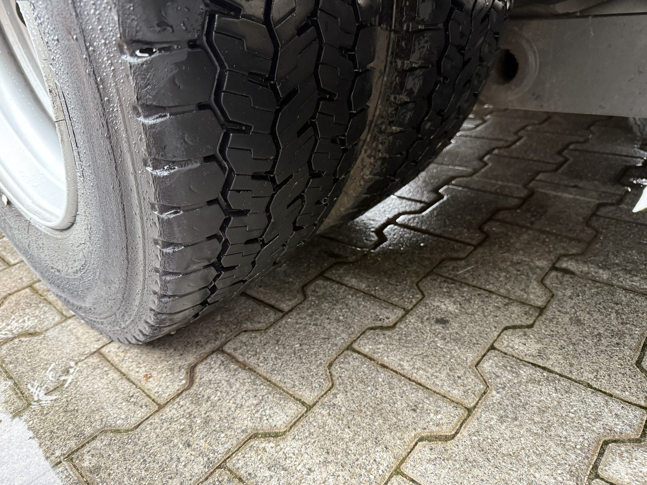 Mercedes-Benz Atego 1227 Kran MKG 96 - Platós teherautó, Darus autó: 3 kép. Mercedes-Benz Atego 1227 Kran MKG 96 - Platós teherautó, Darus autó: 3 kép.