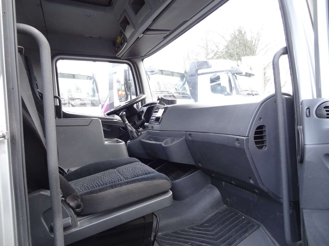 Mercedes-Benz Atego 818 Kran Palfinger 6501 - Platós teherautó, Darus autó: 4 kép. Mercedes-Benz Atego 818 Kran Palfinger 6501 - Platós teherautó, Darus autó: 4 kép.