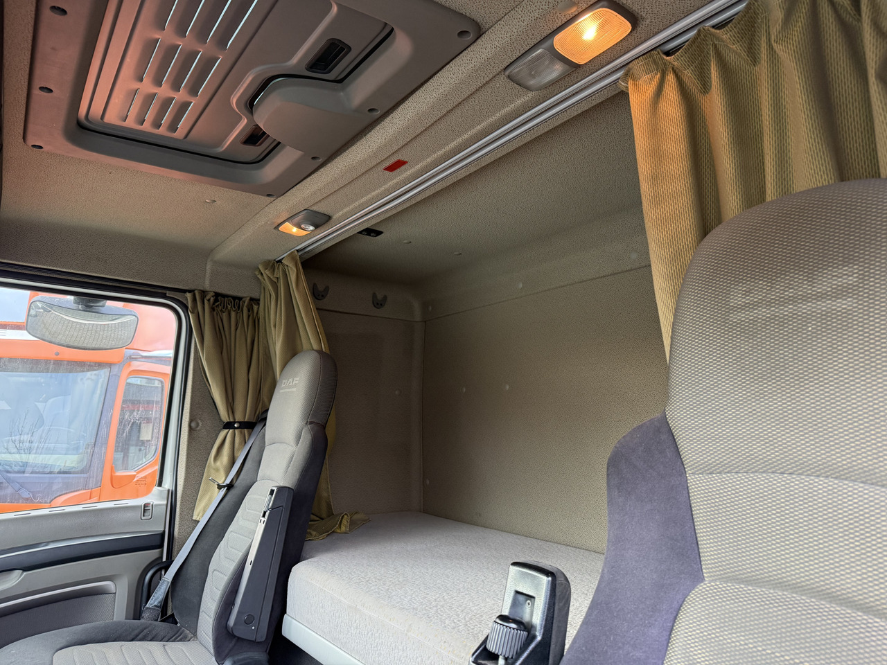 Daf XF105 460 4X2 Comfort Cab - Nyergesvontató: 4 kép. Daf XF105 460 4X2 Comfort Cab - Nyergesvontató: 4 kép.