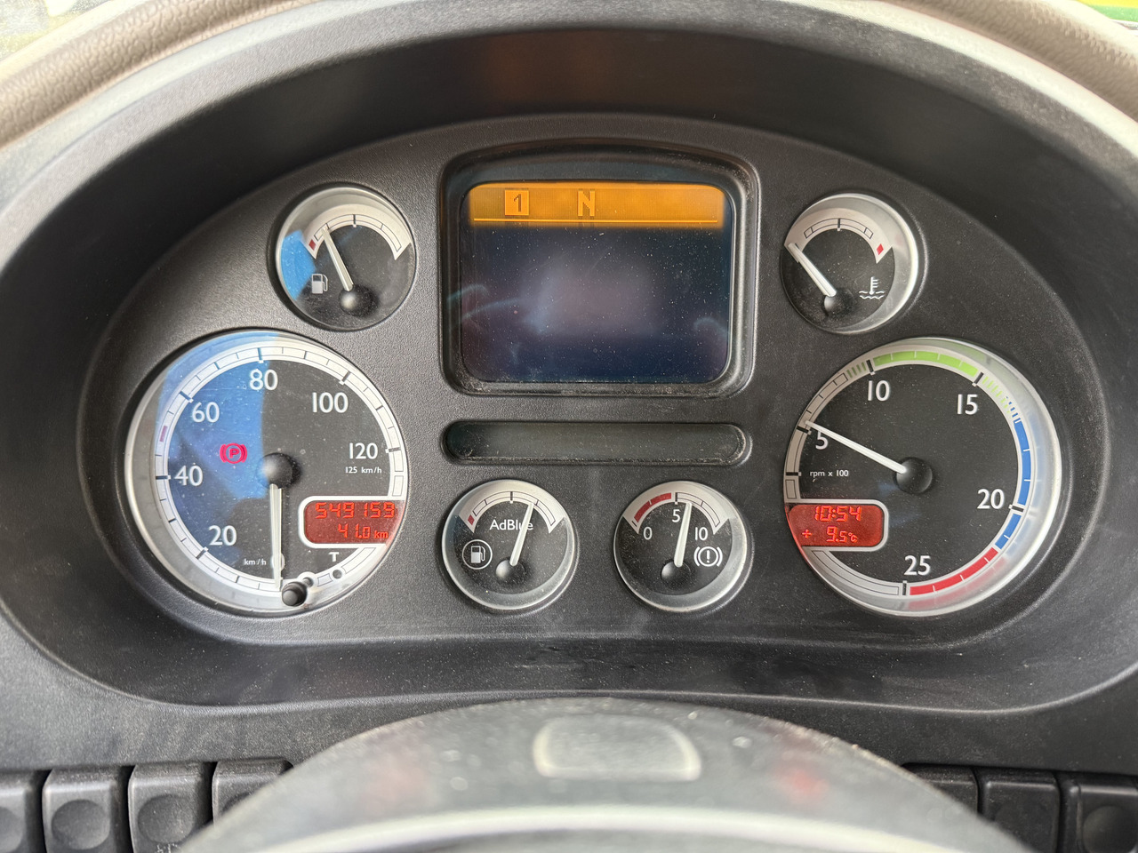 Daf XF105 460 4X2 Comfort Cab - Nyergesvontató: 5 kép. Daf XF105 460 4X2 Comfort Cab - Nyergesvontató: 5 kép.