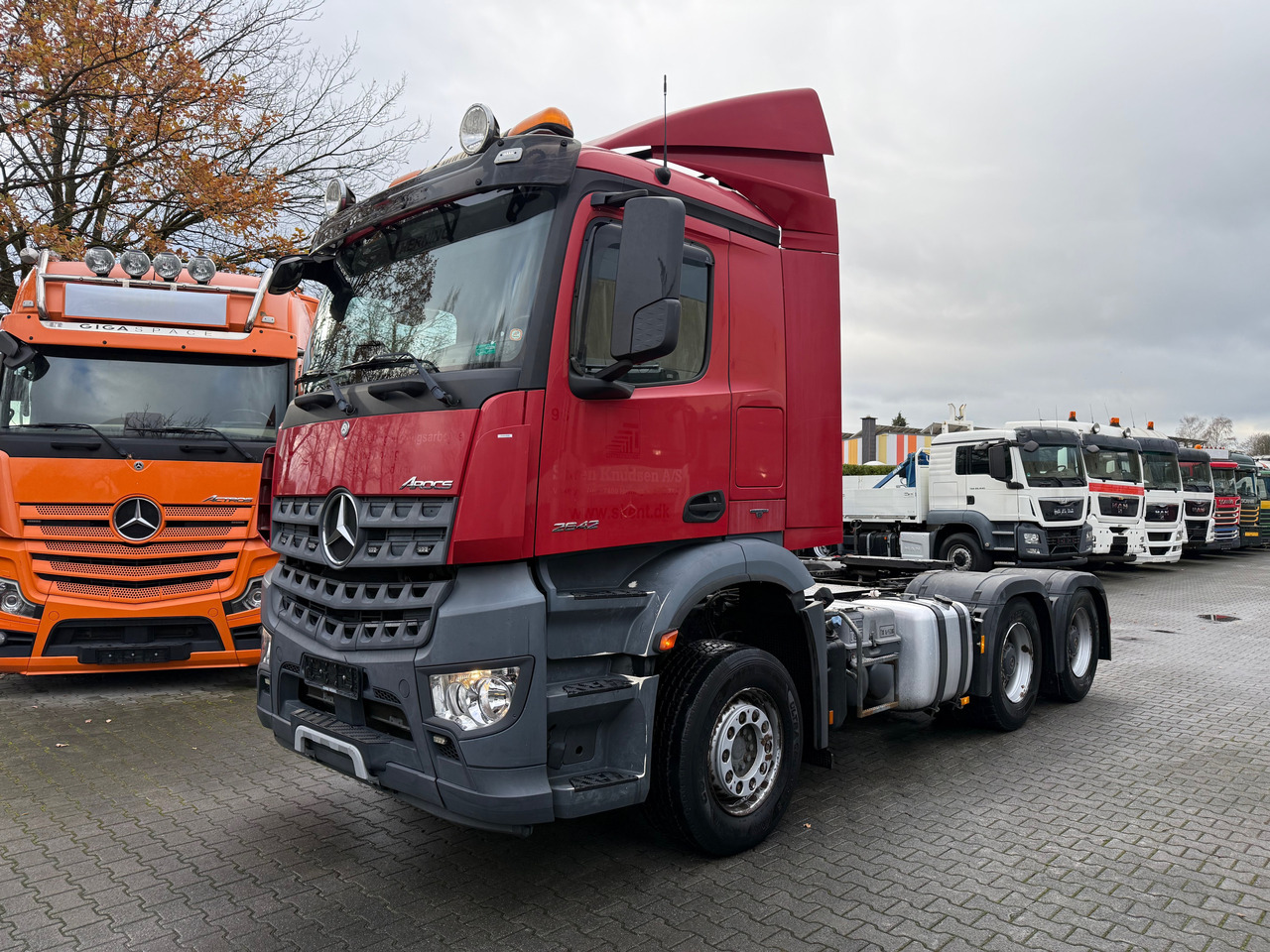 Mercedes-Benz Arocs 2642 LS 6X4 - Nyergesvontató: 1 kép. Mercedes-Benz Arocs 2642 LS 6X4 - Nyergesvontató: 1 kép.
