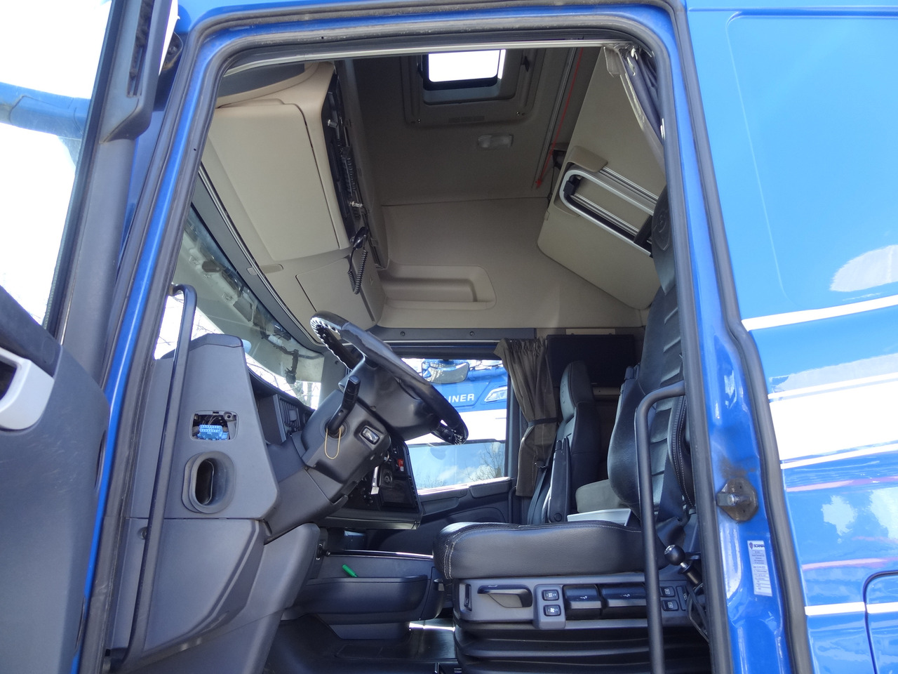 Scania R580 V8 6X2 Topline - Nyergesvontató: 2 kép. Scania R580 V8 6X2 Topline - Nyergesvontató: 2 kép.