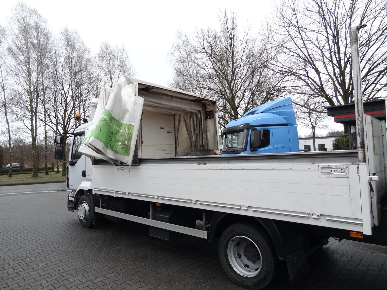 Renault Midlum 300.12 Fassi F80 - Platós teherautó, Darus autó: 3 kép. Renault Midlum 300.12 Fassi F80 - Platós teherautó, Darus autó: 3 kép.