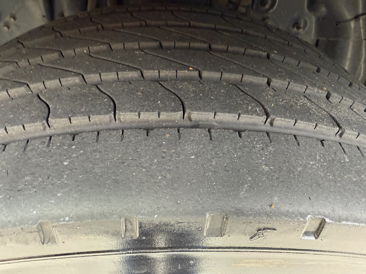 Scania P410 4X2 Palfinger PK 13001 - Platós teherautó, Darus autó: 2 kép. Scania P410 4X2 Palfinger PK 13001 - Platós teherautó, Darus autó: 2 kép.