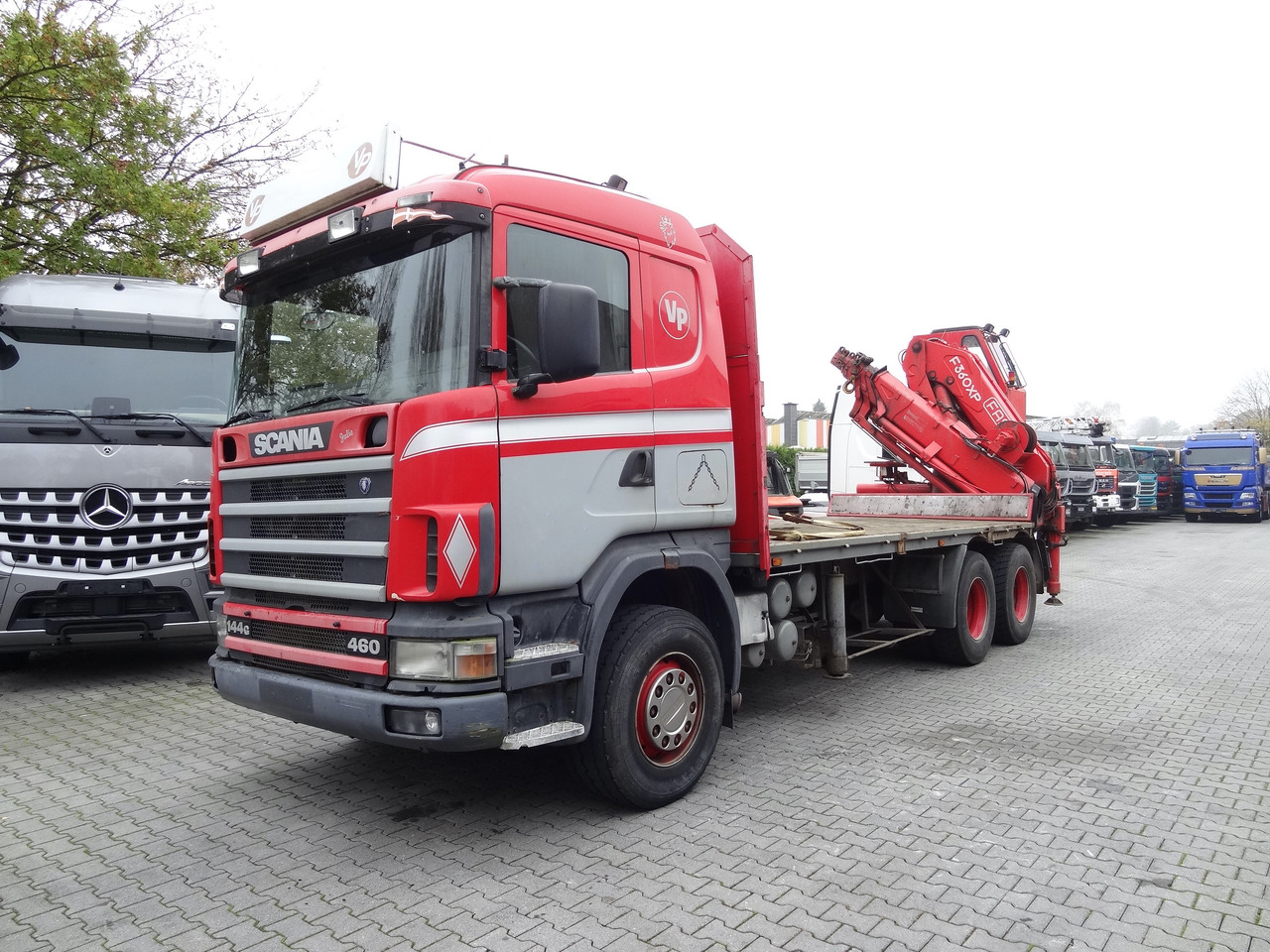 Scania R144 460 6X4 Fassi 360 bis 25 Meter - Darus autó, Platós teherautó: 1 kép. Scania R144 460 6X4 Fassi 360 bis 25 Meter - Darus autó, Platós teherautó: 1 kép.