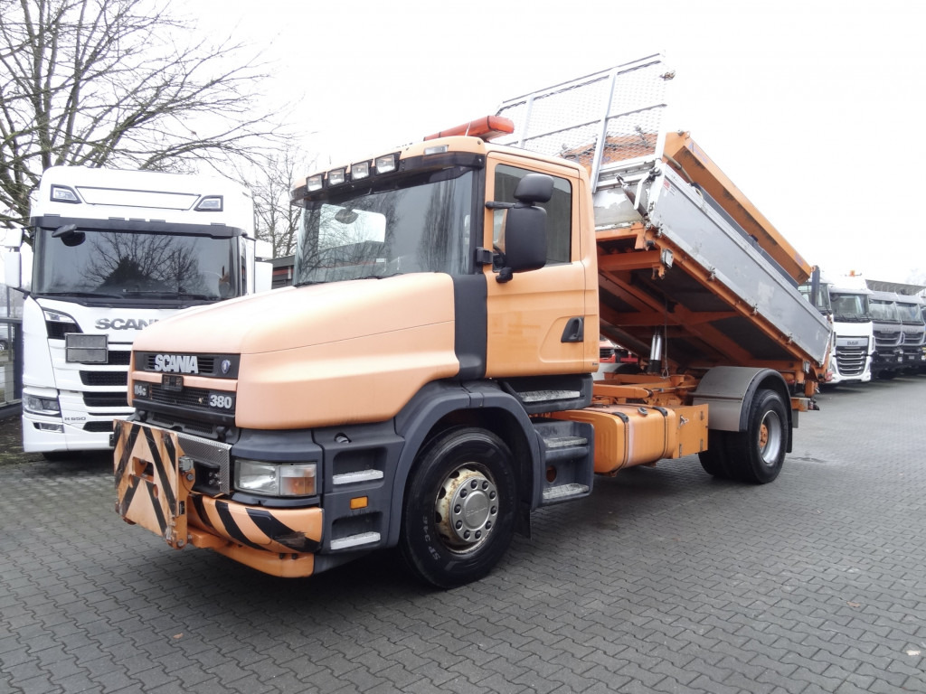 Scania T114 380 Torpedo/Hauber Winterdienst Kommunal - Billenőplatós teherautó: 1 kép. Scania T114 380 Torpedo/Hauber Winterdienst Kommunal - Billenőplatós teherautó: 1 kép.