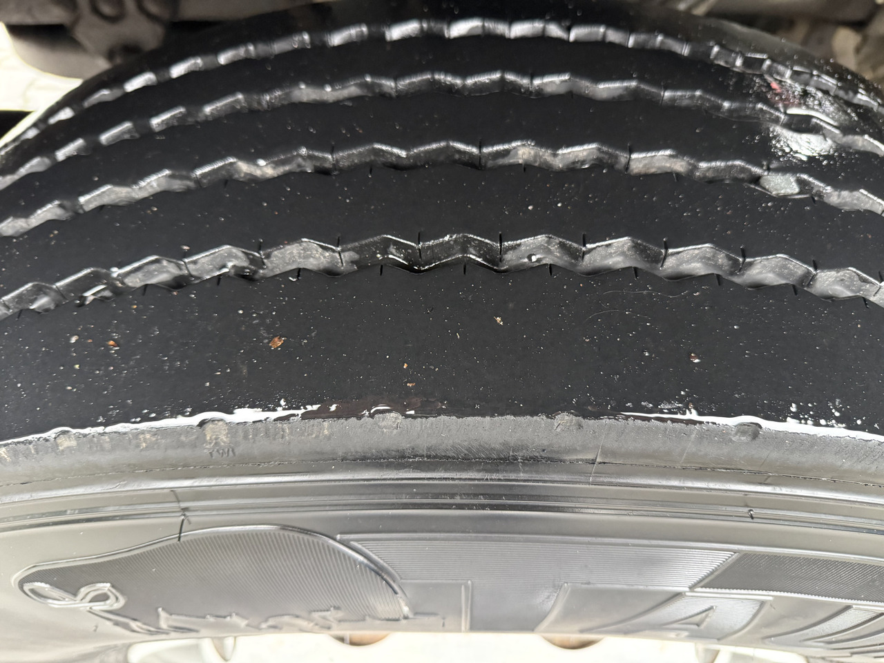 Volvo FH12 420 6X2 Kran PM 30025 bis 26.5 Meter - Platós teherautó, Darus autó: 2 kép. Volvo FH12 420 6X2 Kran PM 30025 bis 26.5 Meter - Platós teherautó, Darus autó: 2 kép.