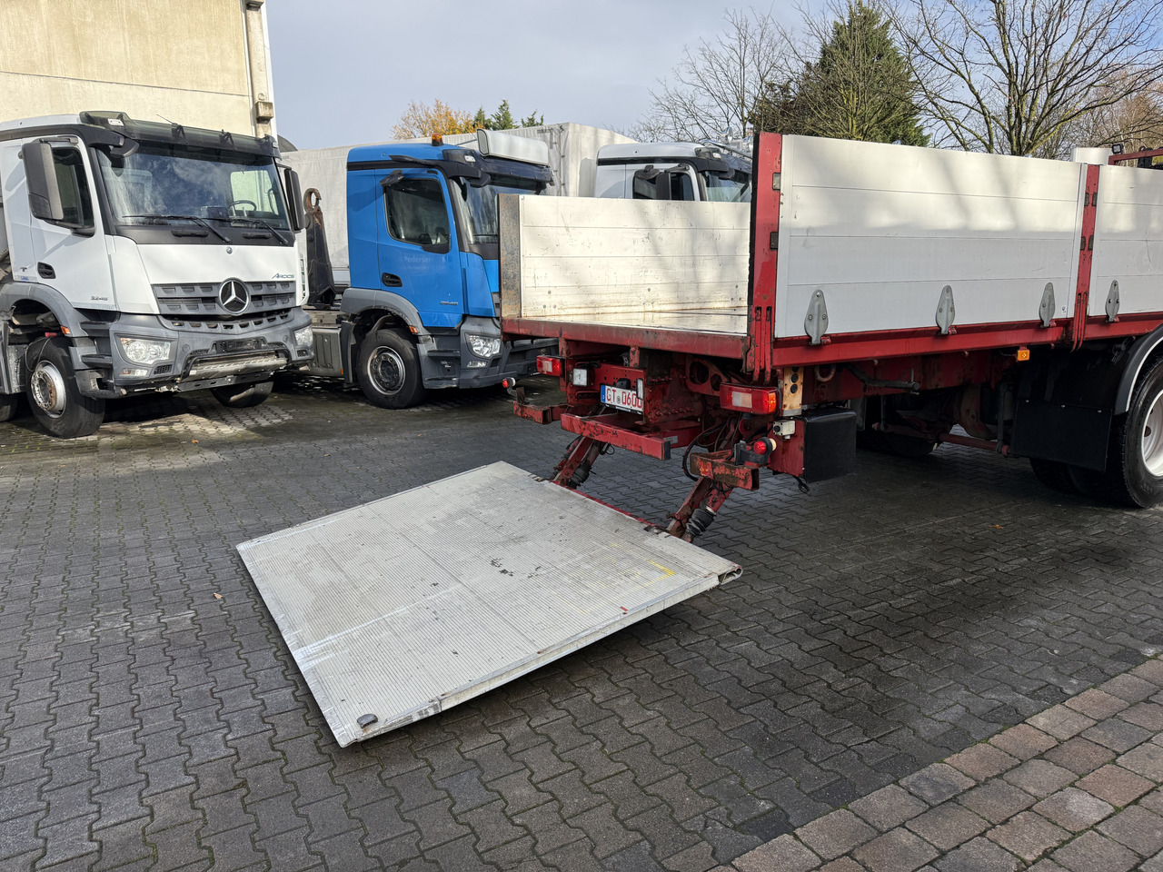 Volvo FM330 Kran Effer 165 bis 20 Meter - Platós teherautó, Darus autó: 2 kép. Volvo FM330 Kran Effer 165 bis 20 Meter - Platós teherautó, Darus autó: 2 kép.