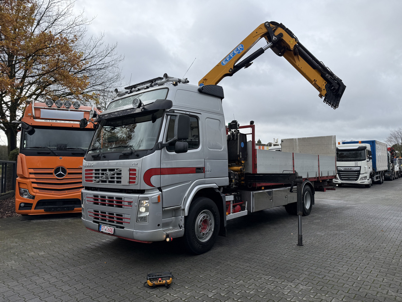Volvo FM330 Kran Effer 165 bis 20 Meter - Platós teherautó, Darus autó: 1 kép. Volvo FM330 Kran Effer 165 bis 20 Meter - Platós teherautó, Darus autó: 1 kép.