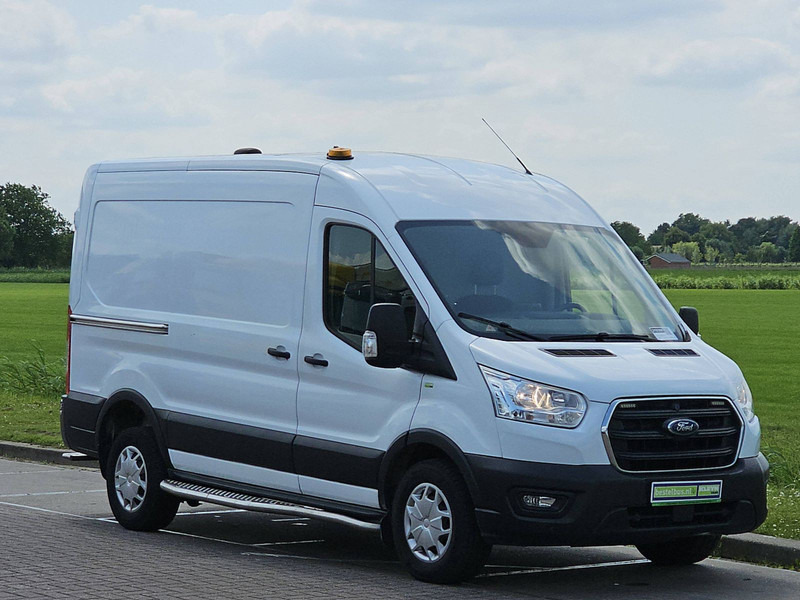 Ford Transit 2.0 TDCI 170 AUT. L2H2 - Furgon: 5 kép. Ford Transit 2.0 TDCI 170 AUT. L2H2 - Furgon: 5 kép.