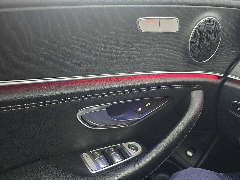 Autó Mercedes-Benz E-Klasse E220 CDI AVANTGARDE PANO: 12 kép. Autó Mercedes-Benz E-Klasse E220 CDI AVANTGARDE PANO: 12 kép.