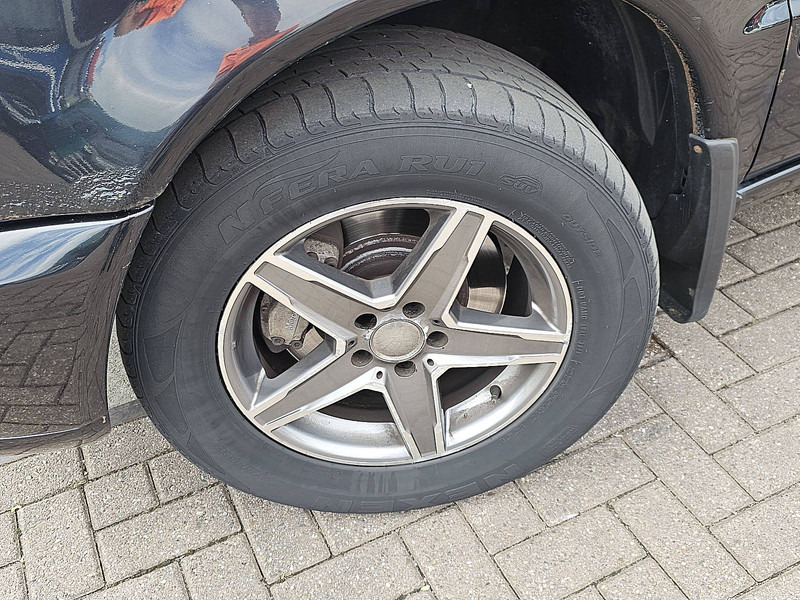 Kis furgon Mercedes-Benz M-Klasse 270 CDI: 13 kép.