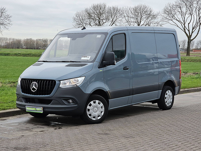 Mercedes-Benz Sprinter 211 automaat EURO6 - Kis furgon: 2 kép. Mercedes-Benz Sprinter 211 automaat EURO6 - Kis furgon: 2 kép.