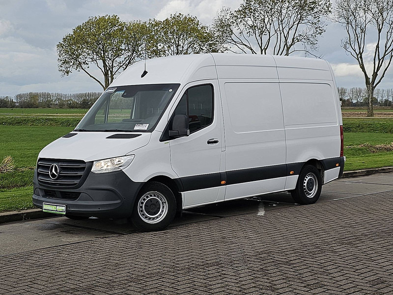 Mercedes-Benz Sprinter 314 L2H2 Mbux RWD - Furgon: 2 kép. Mercedes-Benz Sprinter 314 L2H2 Mbux RWD - Furgon: 2 kép.