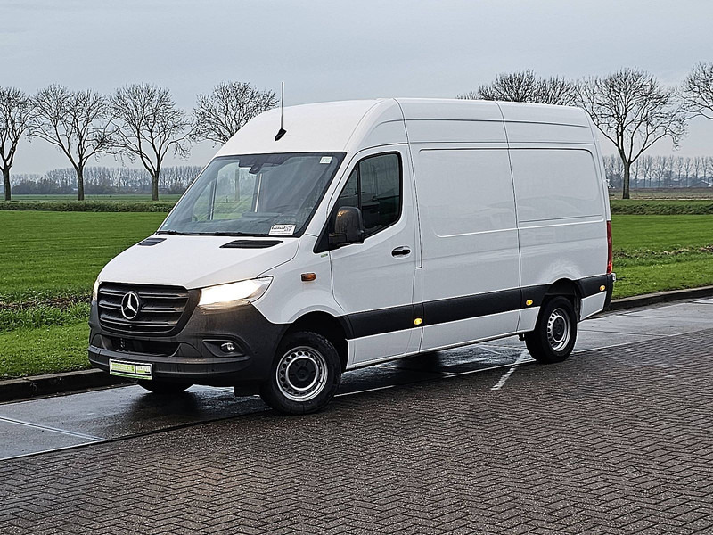 Mercedes-Benz Sprinter 317 L2H2 Mbux Navi RWD! - Furgon: 2 kép. Mercedes-Benz Sprinter 317 L2H2 Mbux Navi RWD! - Furgon: 2 kép.