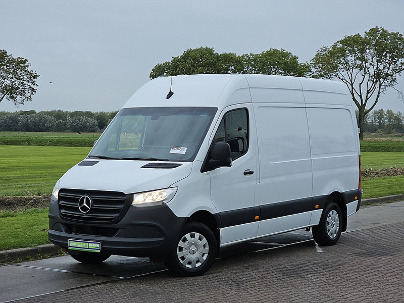 Mercedes-Benz Sprinter 317 L2H2 Navi RWD - Furgon: 2 kép. Mercedes-Benz Sprinter 317 L2H2 Navi RWD - Furgon: 2 kép.