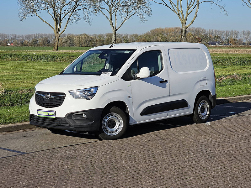 Opel Combo 1.6 D - Dobozos kisteherautó: 2 kép. Opel Combo 1.6 D - Dobozos kisteherautó: 2 kép.