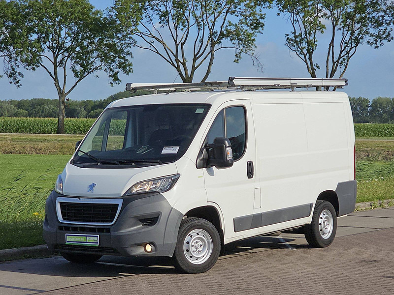 Peugeot Boxer 2.0 - Kis furgon: 2 kép. Peugeot Boxer 2.0 - Kis furgon: 2 kép.