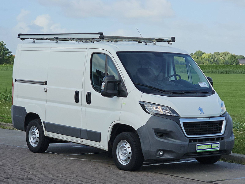 Peugeot Boxer 2.0 - Kis furgon: 5 kép. Peugeot Boxer 2.0 - Kis furgon: 5 kép.