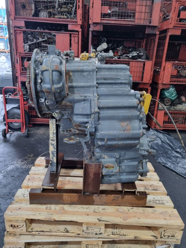 Komatsu WA320-3 Gearbox (Plant) - Sebességváltó - Építőipari gépek: 5 kép. Komatsu WA320-3 Gearbox (Plant) - Sebességváltó - Építőipari gépek: 5 kép.