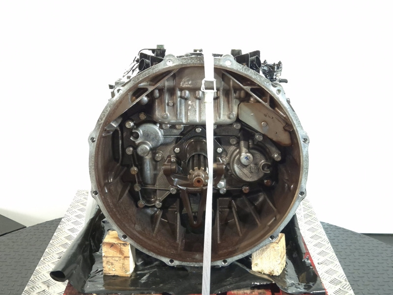 ZF Astronic 12AS2330TD Gearbox - Sebességváltó: 2 kép. ZF Astronic 12AS2330TD Gearbox - Sebességváltó: 2 kép.