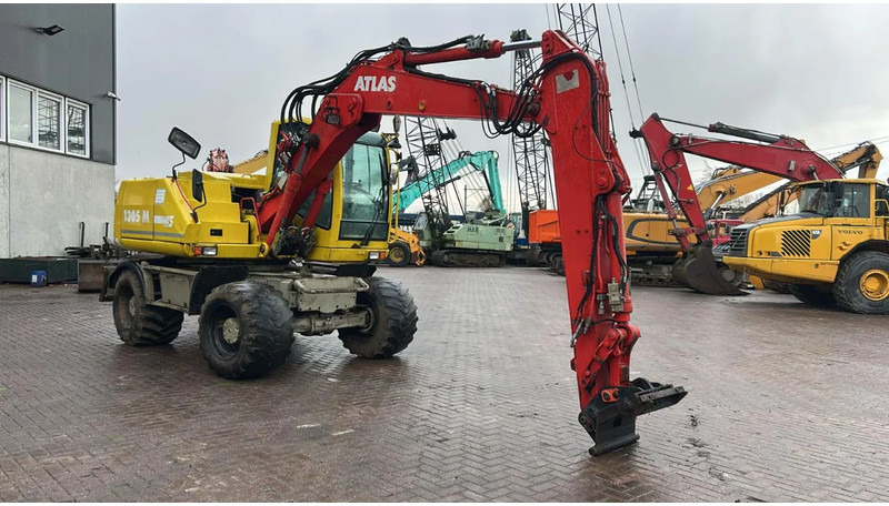 Atlas 1305 - Gumikerekes kotró: 2 kép. Atlas 1305 - Gumikerekes kotró: 2 kép.
