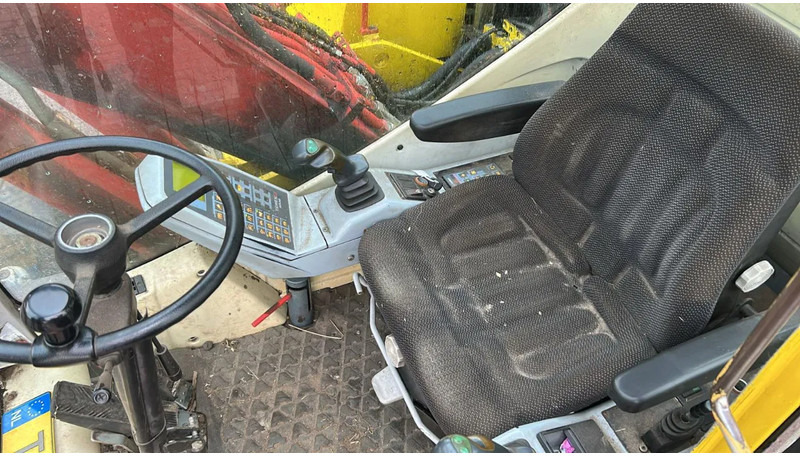 Atlas 1305 - Gumikerekes kotró: 5 kép. Atlas 1305 - Gumikerekes kotró: 5 kép.