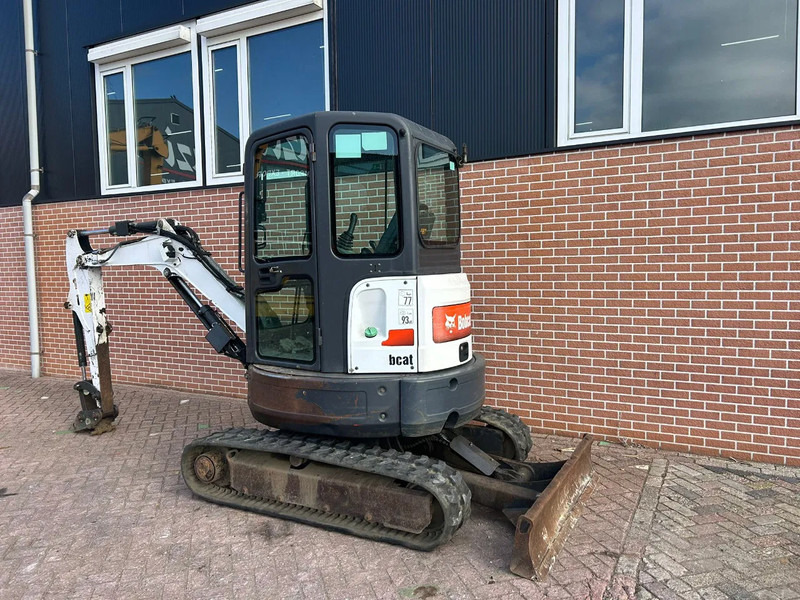 Bobcat E26 - Minikotró: 2 kép. Bobcat E26 - Minikotró: 2 kép.