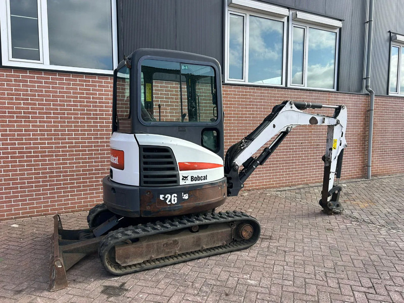 Bobcat E26 - Minikotró: 4 kép. Bobcat E26 - Minikotró: 4 kép.
