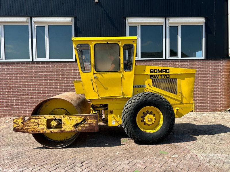 Bomag BW170D - Henger: 2 kép. Bomag BW170D - Henger: 2 kép.