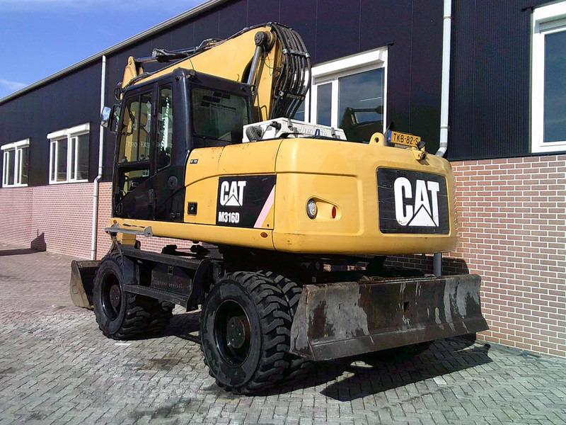 Caterpillar M316D - Gumikerekes kotró: 2 kép. Caterpillar M316D - Gumikerekes kotró: 2 kép.