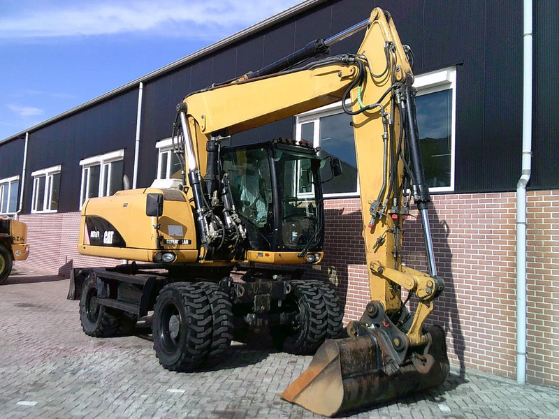 Caterpillar M316D - Gumikerekes kotró: 4 kép. Caterpillar M316D - Gumikerekes kotró: 4 kép.