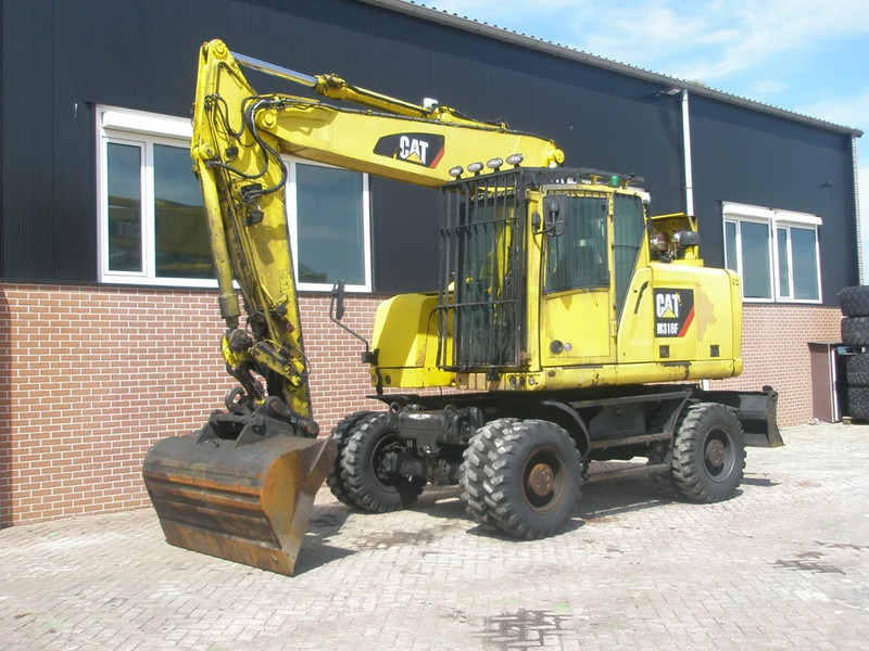Caterpillar M318F - Gumikerekes kotró: 1 kép. Caterpillar M318F - Gumikerekes kotró: 1 kép.