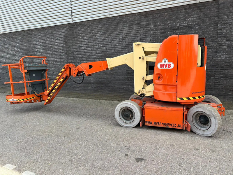 JLG E300AJP - Személyemelő: 1 kép. JLG E300AJP - Személyemelő: 1 kép.